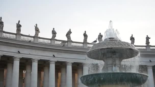 Fontaine sur la place Saint-Pierre au Vatican, Rome, Italie - FHD, Audio, Pan, Plan moyen — Video