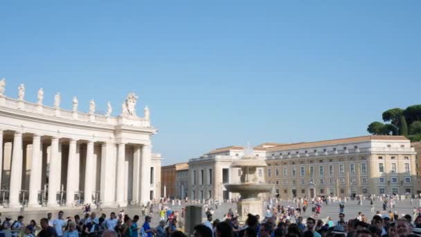 Mensen op St. Peters Square in Rome - Redactioneel, 4K, Breed beeld, Pan, Handheld — Stockvideo