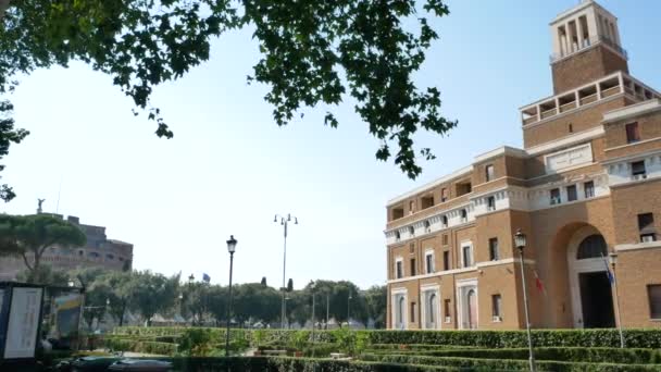 Roma 'daki Castel SantAngelo yakınlarındaki saray binası - 4K, Pan, El bilgisayarı — Stok video