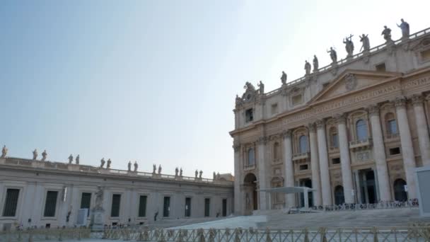 Huvudfasad St Peters Basilika i Rom, Italien - Redaktionell, 4K, Medelstor skott, Pan, Handhållen — Stockvideo