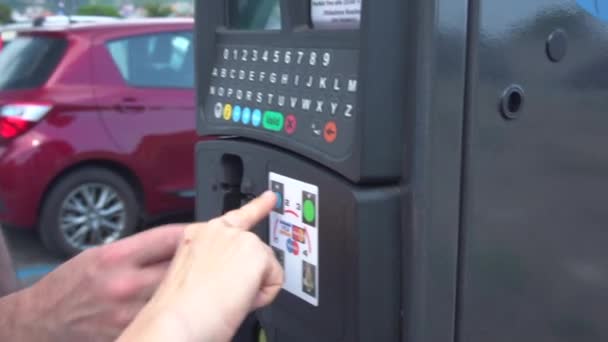 Man en vrouw ontdekken hoe parkeermeter in Italië te gebruiken - Handheld, Redactioneel — Stockvideo