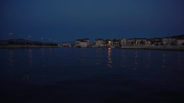 Passeio marítimo de pequena cidade Supetar na Croácia à noite - Ultra tiro largo, 4K — Vídeo de Stock