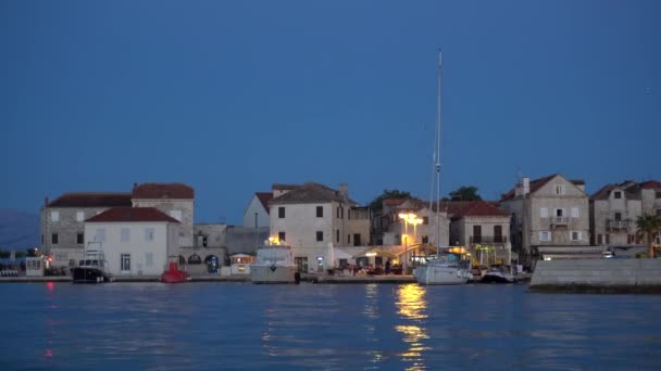 Casas y yates en la ciudad de Supetar en Croacia por la noche - 4K, Audio — Vídeos de Stock