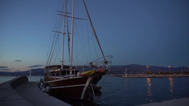 Drewniany jacht wieczorem w miejscowości Supetar w Chorwacji - Szeroki strzał, 4K, Redakcja — Wideo stockowe