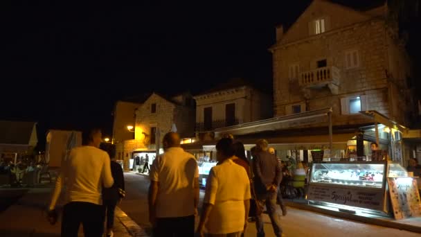 Les gens dans la soirée à Supetar Promenade en Croatie - Handheld, Pan, 4K, Editorial — Video