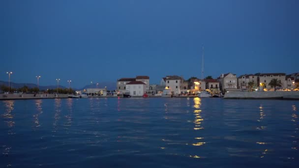 Waterkant van kleine Supetar stad in Kroatië in de avond - Breed schot, 4K, Audio — Stockvideo