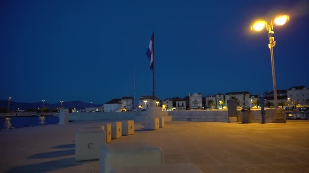 Horvátország üres sétánya és zászlója este Supetar városban - Széles látókörű, 4K — Stock videók