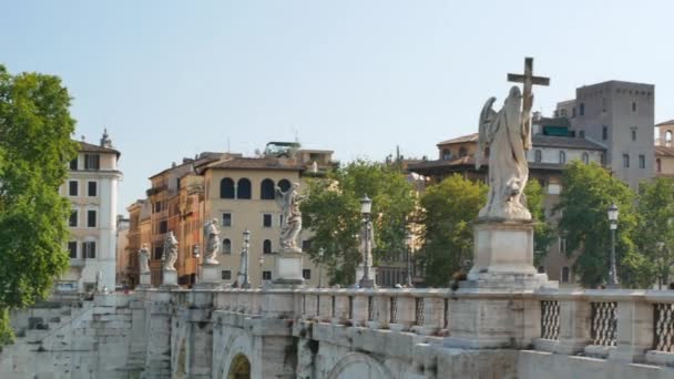 Люди на мосту Понте - Сантанджело в Римі - FHD, Wide shoot, Fast pan, Handhold — стокове відео