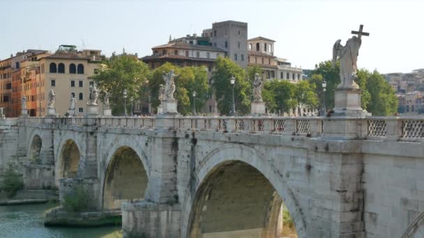 Roma 'da Ponte SantAngelo Köprüsü - 2K, orta boy, el bilgisayarı. — Stok video
