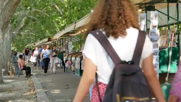 Roma 'daki Castel SantAngelo yakınlarındaki Tiber nehri kıyısındaki hediyelik eşya sokağı - Editör, 4K, El bilgisayarı — Stok video