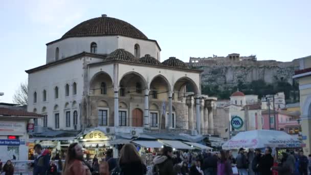 Zwei maskierte Frauen lachen in Menschenmenge auf dem Monastiraki-Platz in Athen — Stockvideo