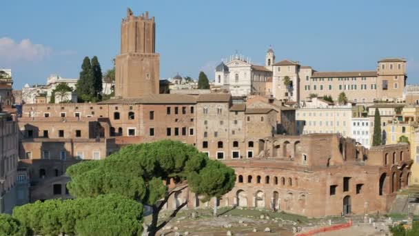 Edificios antiguos, pinos y Coliseo al atardecer en Roma - 4K, Pan, Handheld — Vídeo de stock