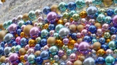 Wroclaw 'daki Pazar Meydanı' nda Noel ve Yılbaşı ağacı süslemeleri - 4K, Pan, El bilgisayarı