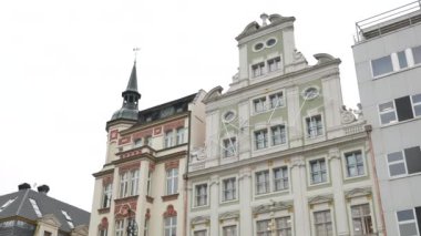 Wroclaw, Polonya 'da yağmurlu kış gününde binalar - 4K, Editör, Ses, Pan, El bilgisayarı