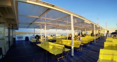 Supetar 'dan Split, Hırvatistan' a giden feribottaki insanlar - Editör, DCI 4K, Audio, Ultra Wide, Pan