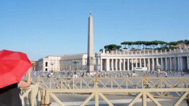 Roma, İtalya 'daki St. Peters Meydanı' nda kırmızı şemsiyeli turist kadın - Editör, 4K, orta boy, el kamerası