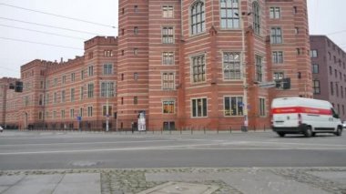 Polonya 'nın Wroclaw kentindeki yuvarlak kuleleri ve kırmızı tuğlalı duvarları olan Bölge Mahkemesi ve cezaevi binası - 4K, Editoryal, Audio, Tilt