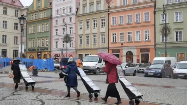 Wroclaw, Polonya 'da yağmurlu bir kış gününde tramvaylı kadınlar - 4K, Editör, Ses, El bilgisayarı — Stok video