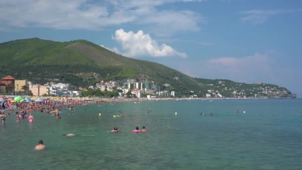 Pan de la playa llena de gente al agua azul en Liguria en Italia - 4K, Portátil, Editorial, Audio — Vídeo de stock