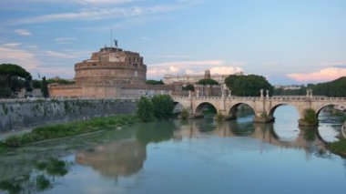 Sahne Castel SantAngelo ve Roma 'daki köprüsü gün batımında - 4K, geniş çekim