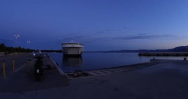 Hırvatistan 'ın Brac Adası' ndaki Supetar kasabasında güneş doğmadan önce büyük bir feribot iskeleye yaklaşıyor - Editör, DCI 4K, Audio, Ultra Wide