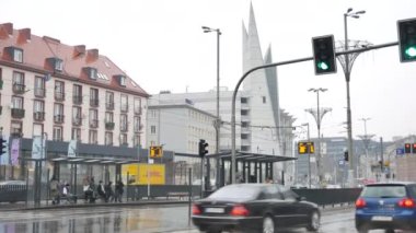 Wroclaw 'da yağmurlu bir kış gününde yaya geçidinde yol trafiği ve trafik ışıkları - 4K, Editör, Ses, Pan, El bilgisayarı