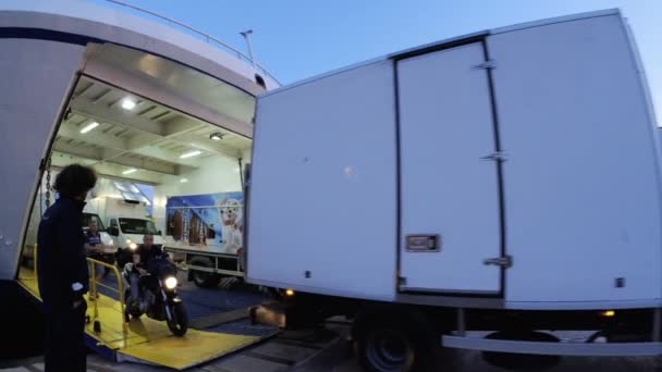 Les camions de produits sortent du ferry dans la ville de Supetar sur l'île de Brac au lever du soleil Editorial, 4K, Audio, Ultra large, Pan — Video