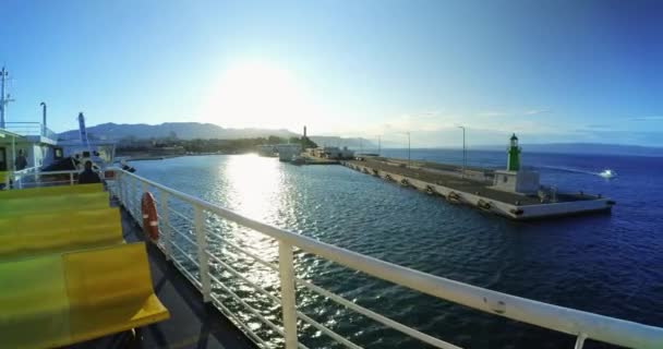 Uitzicht vanaf de veerboot op de vuurtoren en de pier in Split, Kroatië - DCI 4K, Ultra Wide — Stockvideo