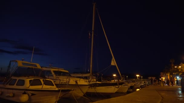 Bateaux et les gens dans la soirée à Supetar Promenade en Croatie - Basse inclinaison, 4K, Editorial — Video