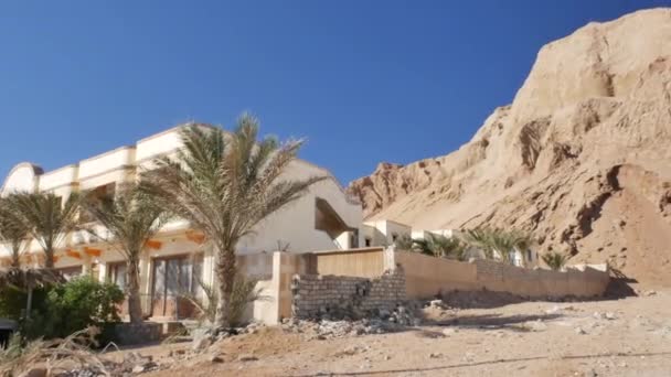 Épület a sivatagban Dahab közelében a Sínai-félszigeten Egyiptomban - 4K, Pan — Stock videók