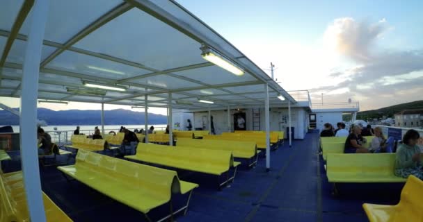 Les gens sur le ferry dans la ville de Supetar sur l'île de Brac, Croatie Editorial, DCI 4K, Ultra large, Pan — Video