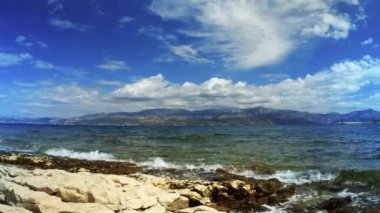 Hırvatistan 'ın Brac Adası' nda güneşli bir günde ufukta Rocky plajı ve küçük bir tekne - 4K, Binaural Audio, Ultra-geniş çekim