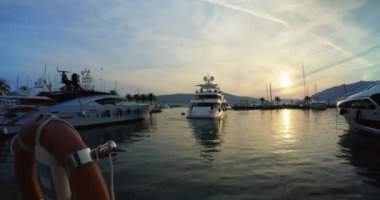 Lüks yat, gün batımında Porto Karadağ, Tivat 'a geldi - Editör, DCI 4K, Ultra Wide, El bilgisayarı