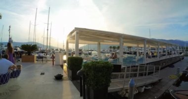 Porto Karadağ, Tivat 'ta gün batımında restoran terası - Editör, DCI 4K, Ultra Wide, Pan