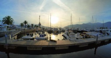 Porto Montenegro marinasında gün batımında küçük tekneler - Editör, DCI 4K, Ultra Wide
