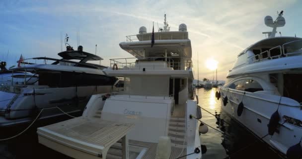 Πολυτελή super-yachts στο ηλιοβασίλεμα στο Πόρτο Μαυροβούνιο, Tivat - Editorial, DCI 4K, Ultra Wide, Pan — Αρχείο Βίντεο