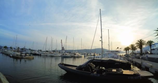 Yachter vid solnedgången i Porto Montenegro, Tivat - Redaktionell, DCI 4K, Ultra Wide, Pan — Stockvideo