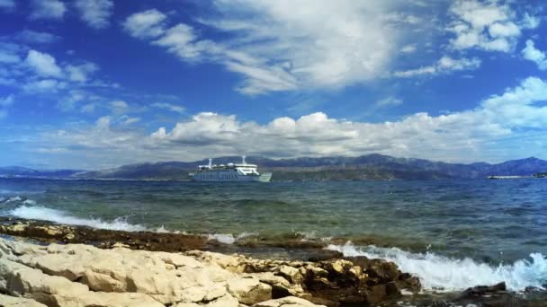 Ferry departures in sunny day from Supetar town, Croatia - 4K, Editorial, Binaural Audio, Ultra-wide shot — Stok video