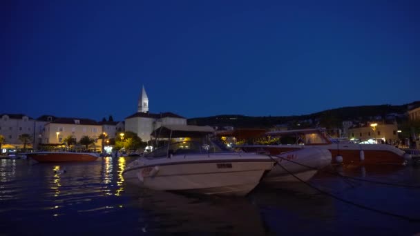 Boats and Church of Saint Peter in the evening in Supetar town in Croatia - Wide shot, 4K, Audio — Vídeos de Stock