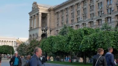 Kyiv, Ukrayna 'daki Independence Meydanı' nda insanlar yürüyor - Editör, 4K, Pan, El bilgisayarı