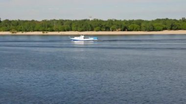 Ukrayna, Kyiv 'deki nehir dinamiğinde tek bot. 4K, el bilgisayarı.