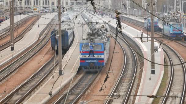 Mannen rengör tåget vid centralstationen i Odesa, Ukraina - Redaktionell, 4K, Handheld — Stockvideo