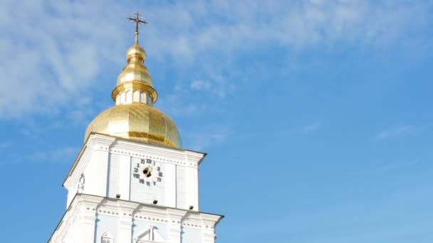St. Michaels Golden-cúpula mosteiro em Kiev, Ucrânia - 4K, Áudio, Handheld — Vídeo de Stock