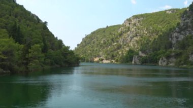 Krka Ulusal Parkı 'ndan Skradin Kasabası' na nehir yolu - 4K