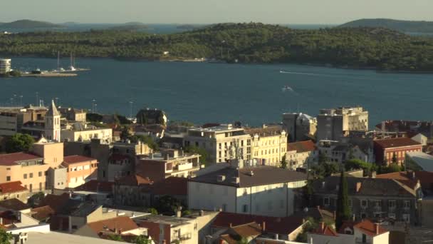 Edificios al atardecer en la ciudad de Sibenik, Croacia - FHD, plano medio, Pan — Vídeo de stock