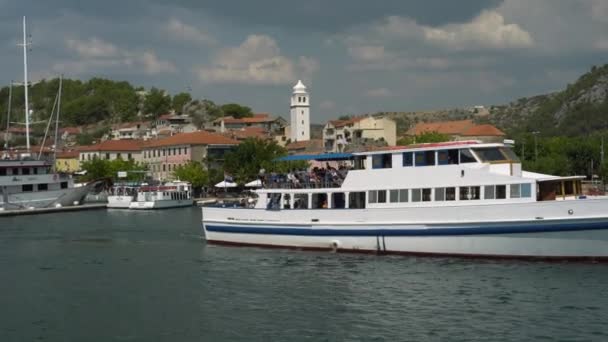 Skradin town coast, Krka National Park, Croacia - 4K, Wide shot, Handheld — Vídeos de Stock