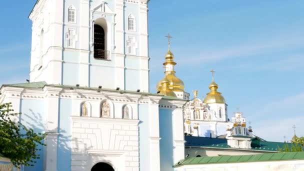 Ludzie przy wejściu do klasztoru św. Michała Złota Kopuła w Kijowie, Ukraina - Redakcja, 4K, Handheld — Wideo stockowe