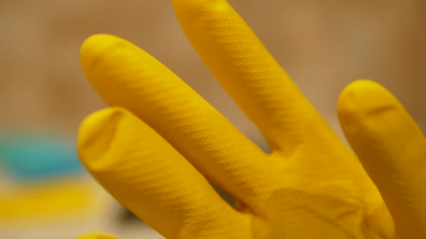 黄色のクリーニンググローで手を閉じる- 4K — ストック動画
