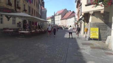 Ljubljana, Slovenya 'daki antik merkez caddede insanlar yürüyor - 4K, Editör
