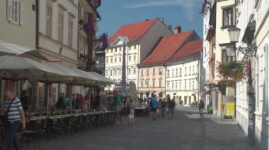 Şehir merkezi yazın güneşli bir günde, Ljubljana, Slovenya - 4K, Editör